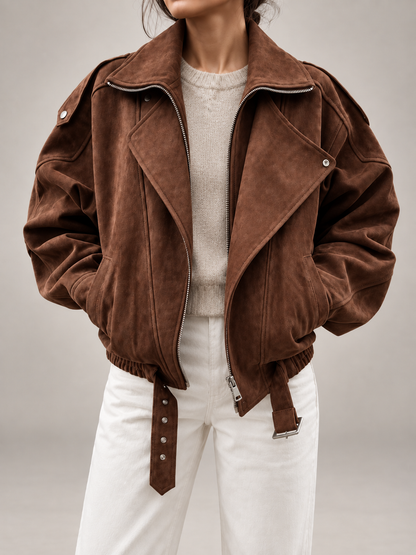 Veste en simili cuir démesurée, modèle portant la veste, vue de dos