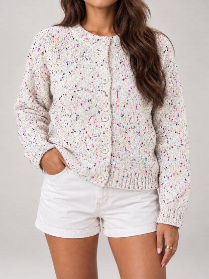 Gilet boutonné à col rond en maille bouclée mouchetée, détail des boutons