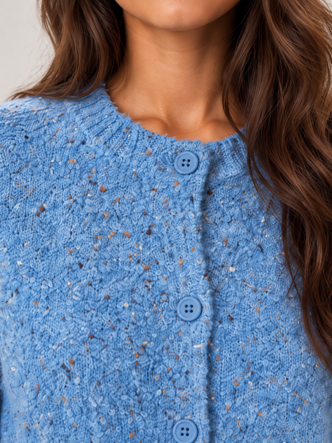 Détail de la finition du col rond épuré du gilet