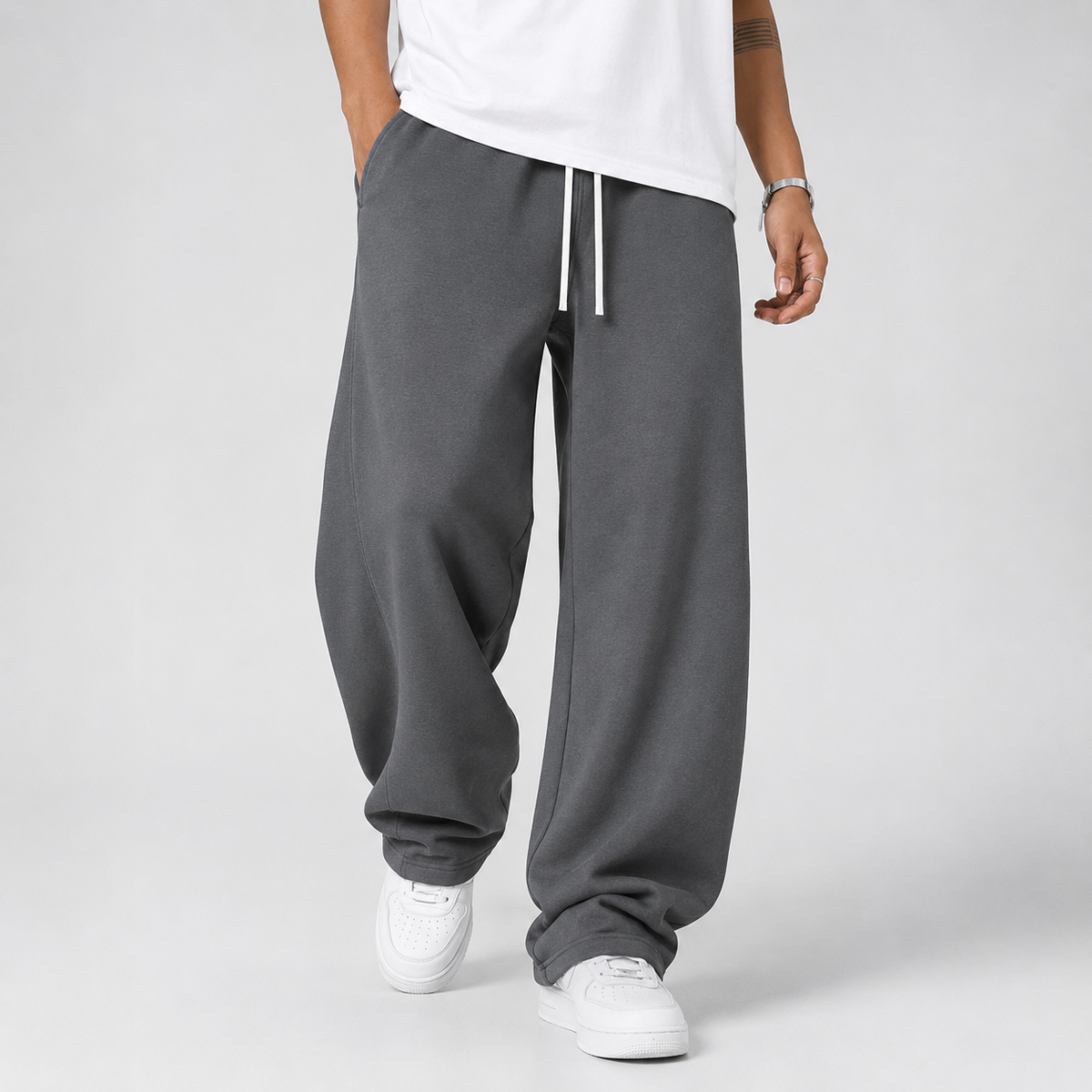 pantalon de jogging pour homme, modèle portant le pantalon