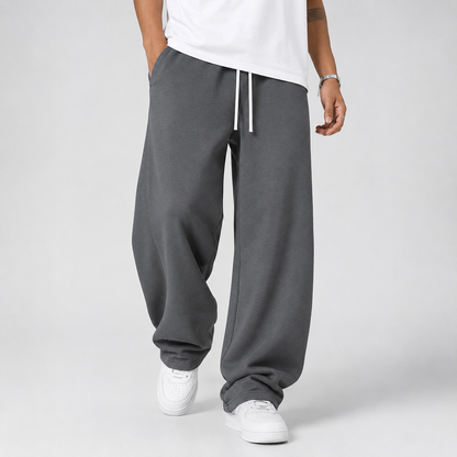 pantalon de jogging pour homme, modèle portant le pantalon