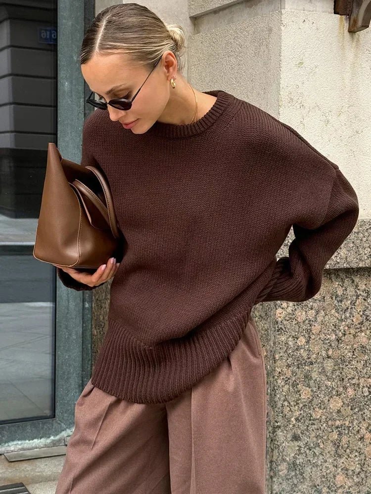 detail du col rond et de la maille cotelee du pull marron