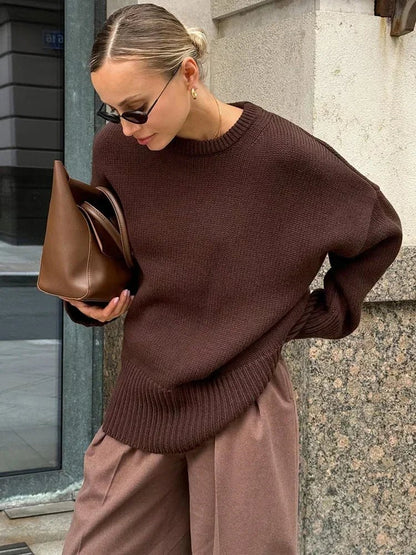 detail du col rond et de la maille cotelee du pull marron