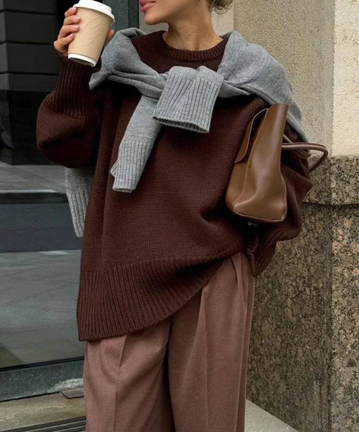 gros plan sur la finition cotelee des poignets du pull noir