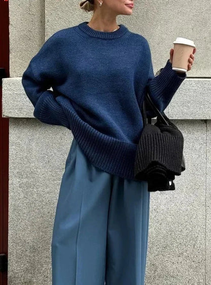 pull oversize en maille cotelee gris porte avec un pantalon