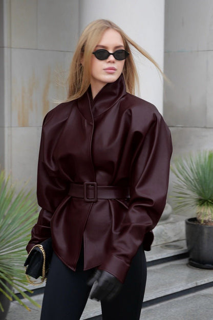 Veste en similicuir portée, vue de profil