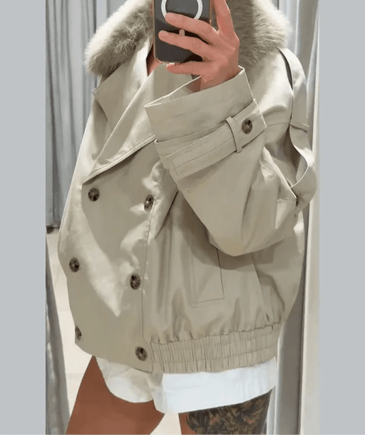 manteau trench avec col de fourrure factice, détail de la fermeture