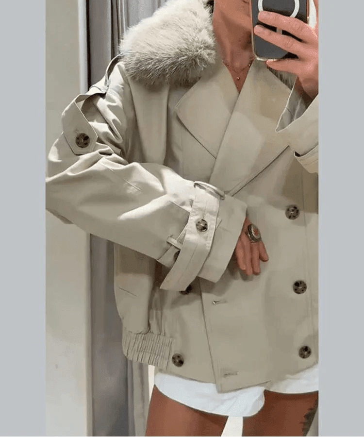 manteau trench avec col de fourrure factice, modèle portant le manteau