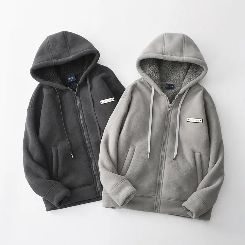 sweat homme à capuche zippée, modèle portant le sweat