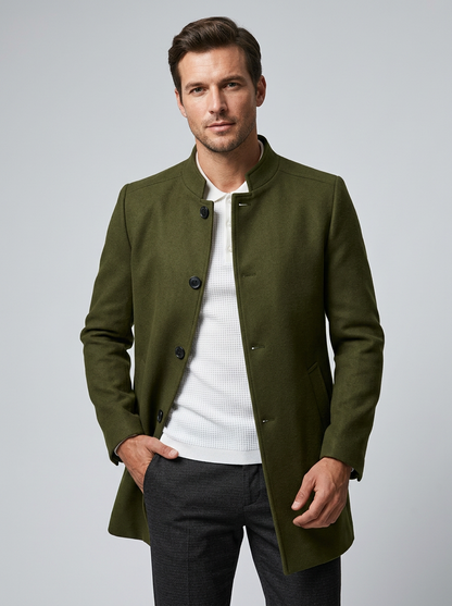 manteau long pour homme, modèle portant le manteau de dos