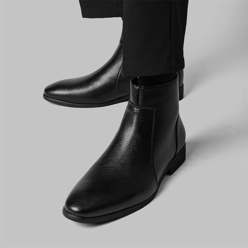 Bottes en cuir noir portées, vue de trois-quarts sur le cuir grainé