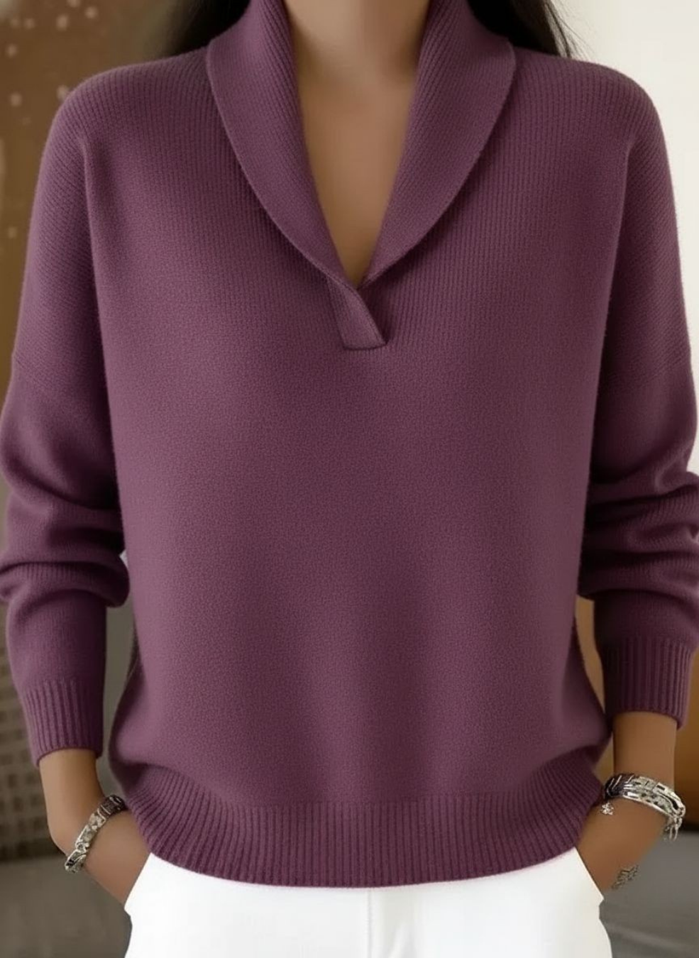 Pull col V porté avec un pantalon blanc chic, vue d'ensemble