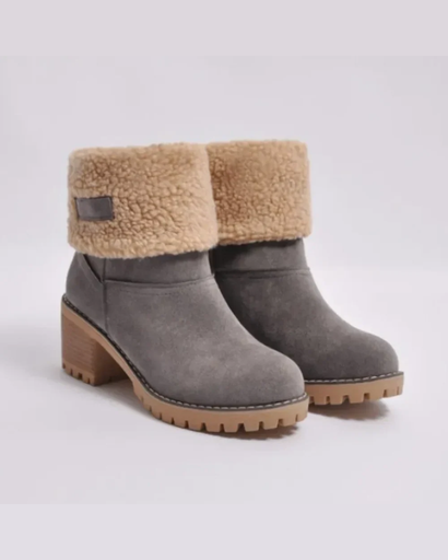 Bottines femme portées, revers fausse fourrure