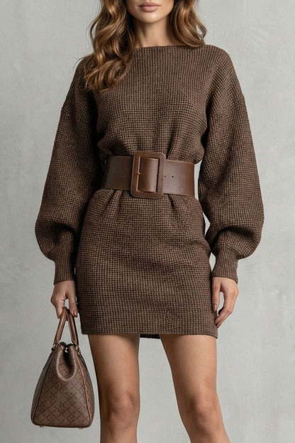 Robe courte structurée en maille marron ceinturée, vue de face