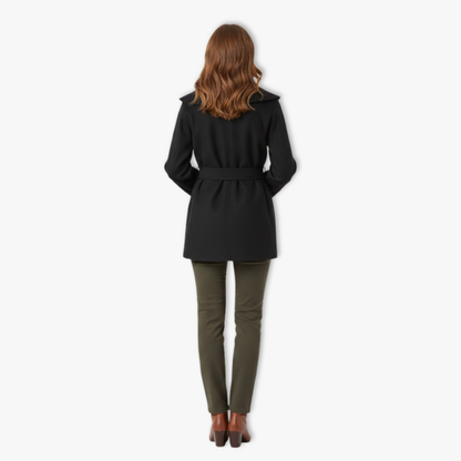 manteau femme en fausse fourrure, détail du col haut et de la ceinture