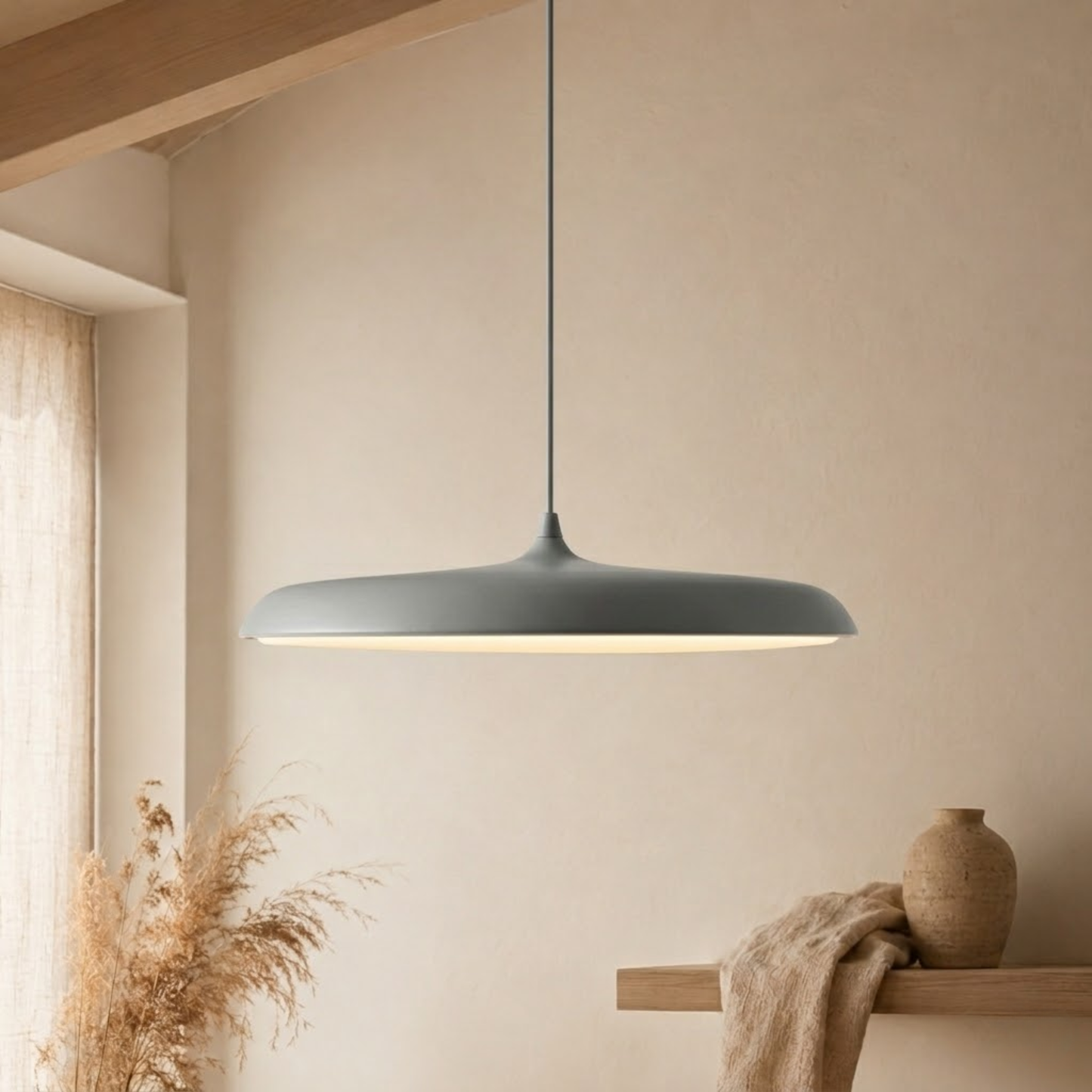 Suspension LED aluminium au-dessus d'une table