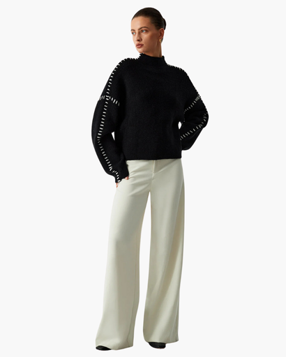 Pull femme à col montant avec détails contrastés