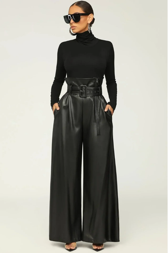 Femme portant un pantalon taille haute ceinturé effet cuir noir avec col roulé, vue de face