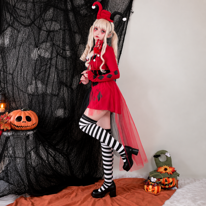 Costume d'arlequin rouge et noir, détail du serre-tête à cornes