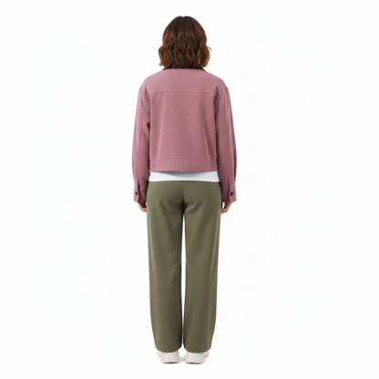 veste courte en velours côtelé rose pour femme, gros plan sur le col aspect cuir