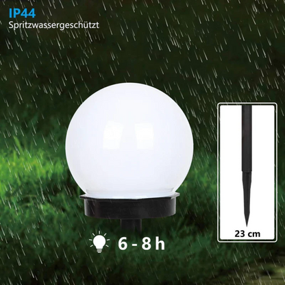 Boule lumineuse solaire allumée dans un jardin