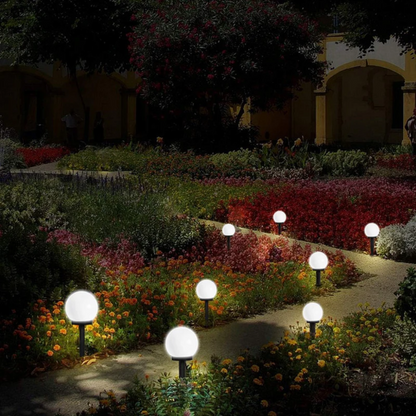 Boules solaires LED éclairant une terrasse la nuit