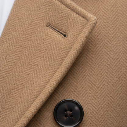 Manteau long homme en laine, détail du bouton et du tissu