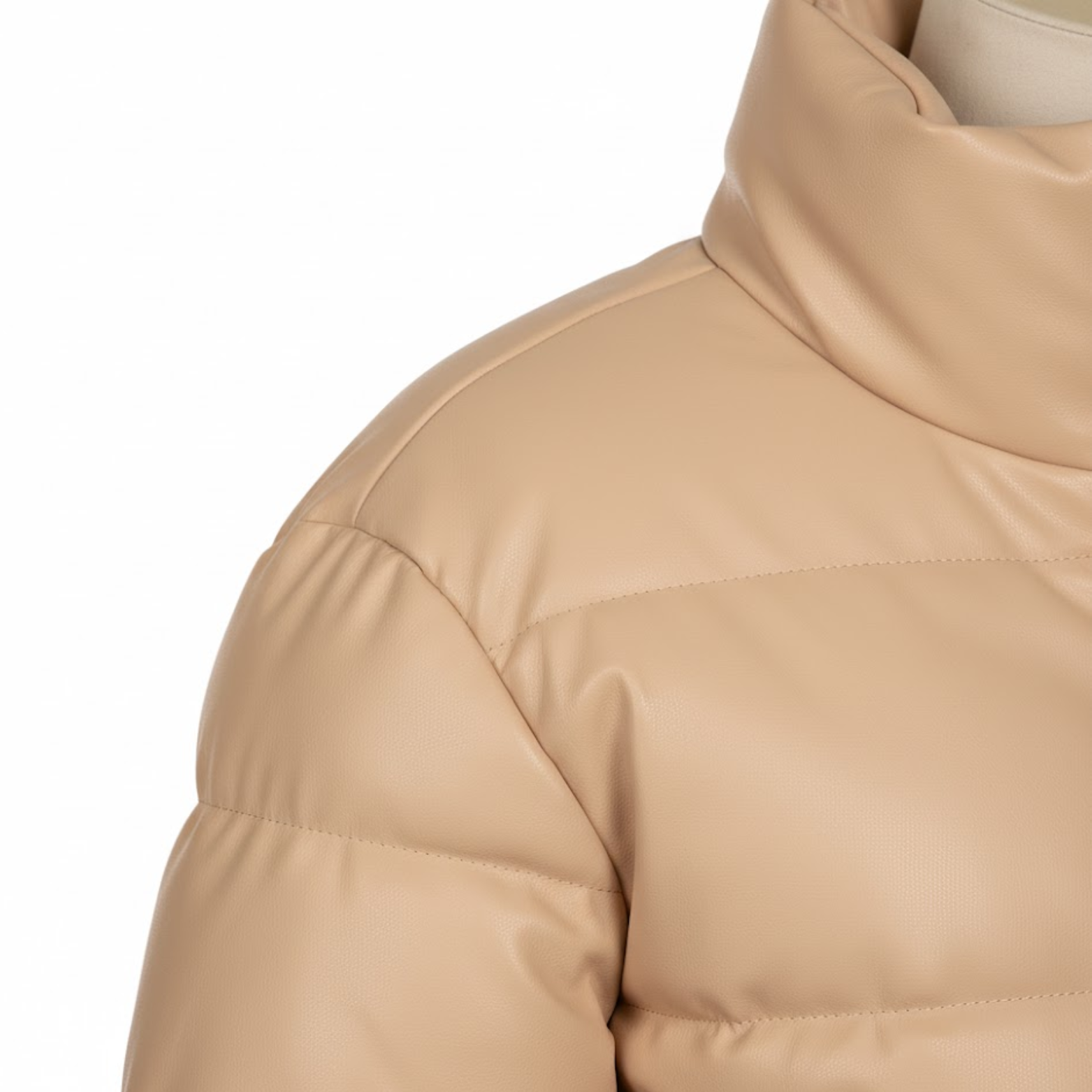 veste d'hiver femme en similicuir, détail de la fermeture zippée