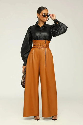 Femme portant un pantalon taille haute ceinturé effet cuir kaki, vue de dos avec ceinture à boucle