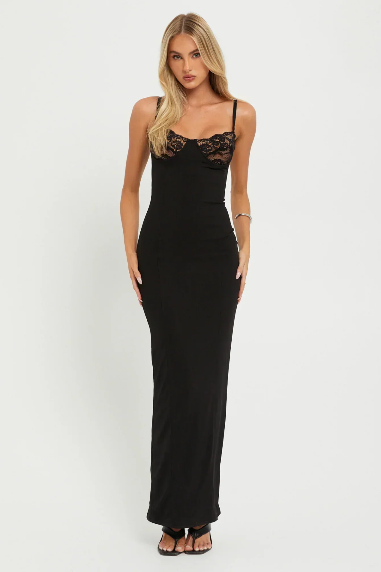 Robe longue femme bretelles fines avec détail dentelle