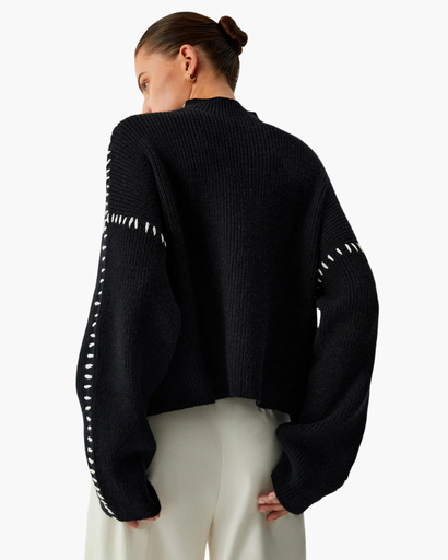 Pull femme à col montant avec détails contrastés