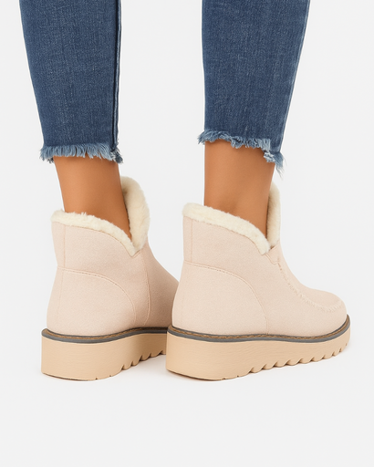 Bottines hiver femme en suédine, gros plan sur le laçage