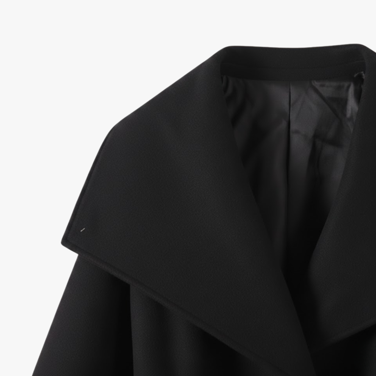 manteau femme en fausse fourrure porté, vue de profil