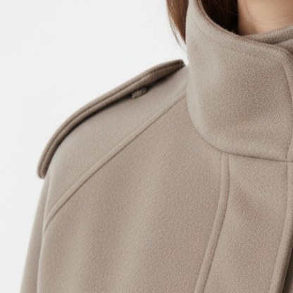 blouson court en laine pour femme, gros plan sur le boutonnage