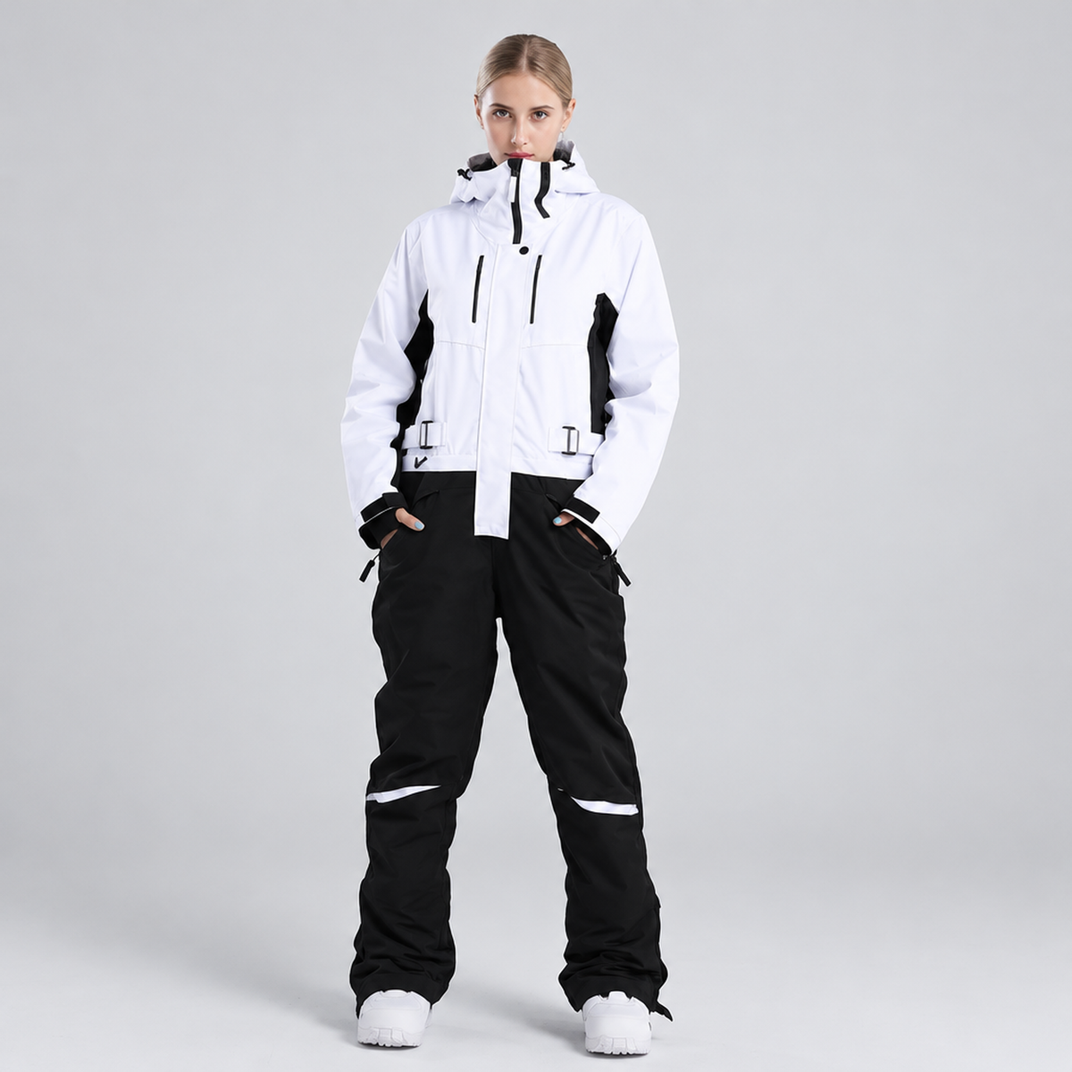 Combinaison de neige unisexe bicolore noir et blanc à capuche, vue de face, portée par un modèle