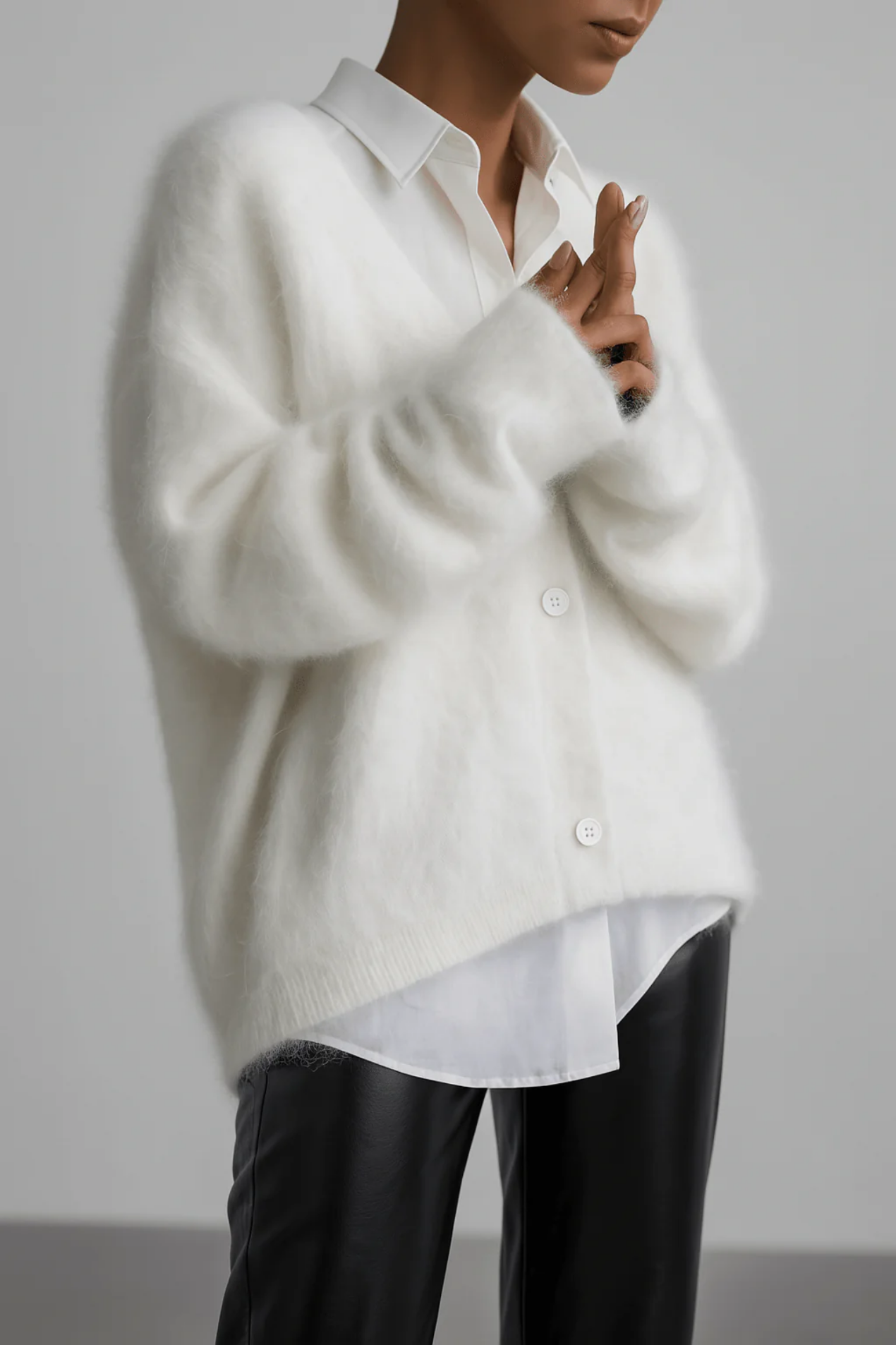 Détail des épaules tombantes du cardigan oversize