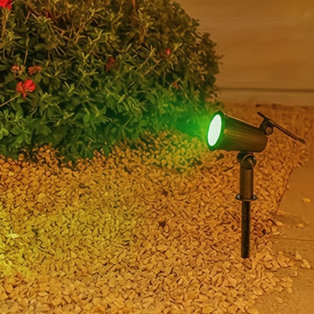 Spot solaire RGB éclairant un jardin le soir