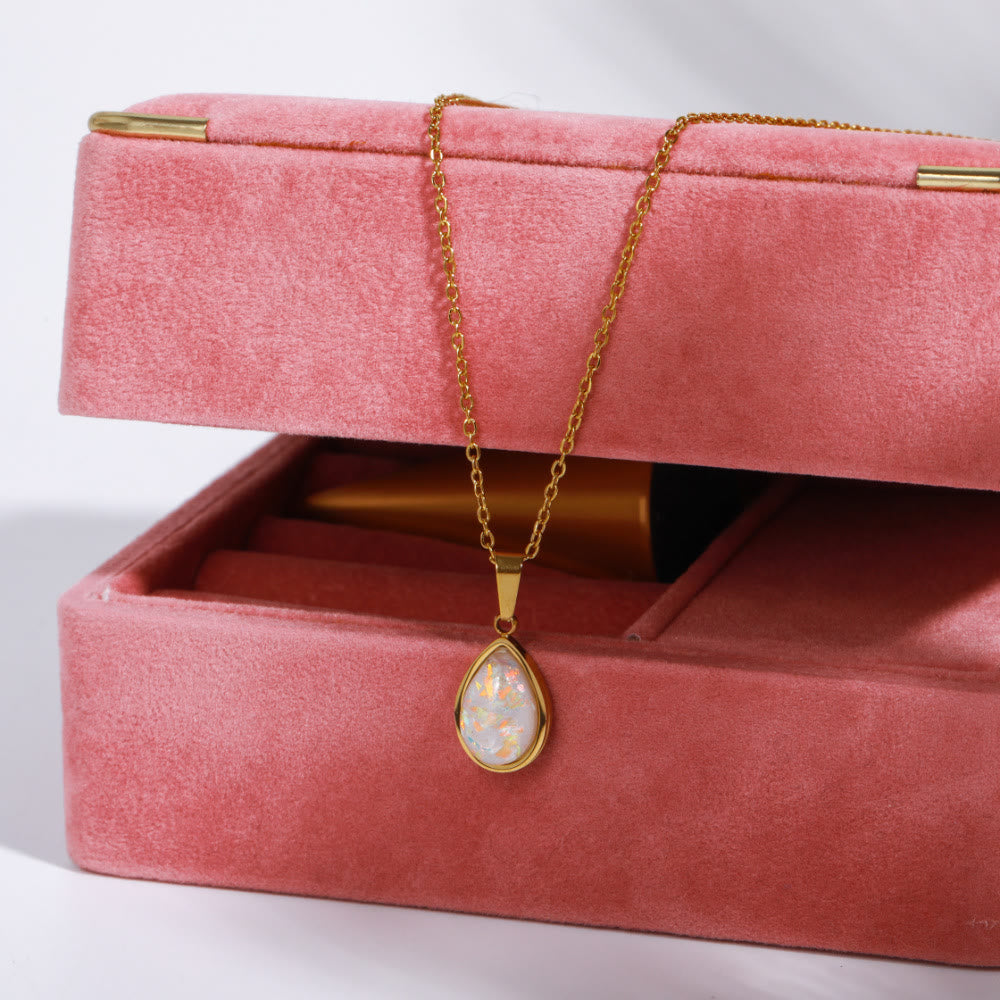 Bijou opale or 18 carats sur modèle