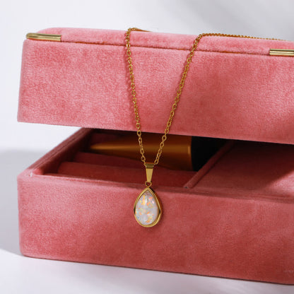Bijou opale or 18 carats sur modèle