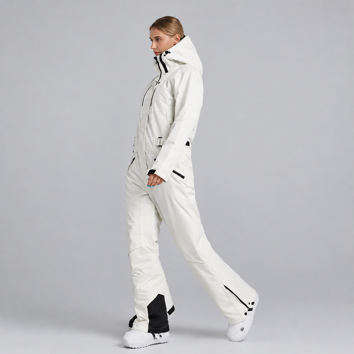 Combinaison de neige unisexe beige à capuche, vue de face, portée par un modèle