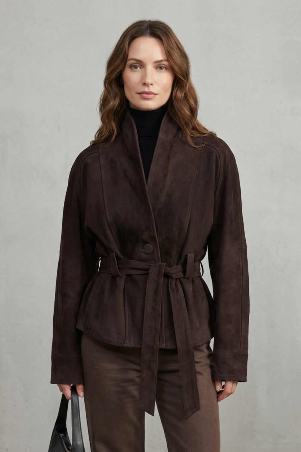 Veste courte en laine croisée brun foncé, détail des revers et de la fermeture croisée
