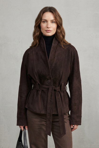 Veste courte en laine croisée brun foncé, détail des revers et de la fermeture croisée
