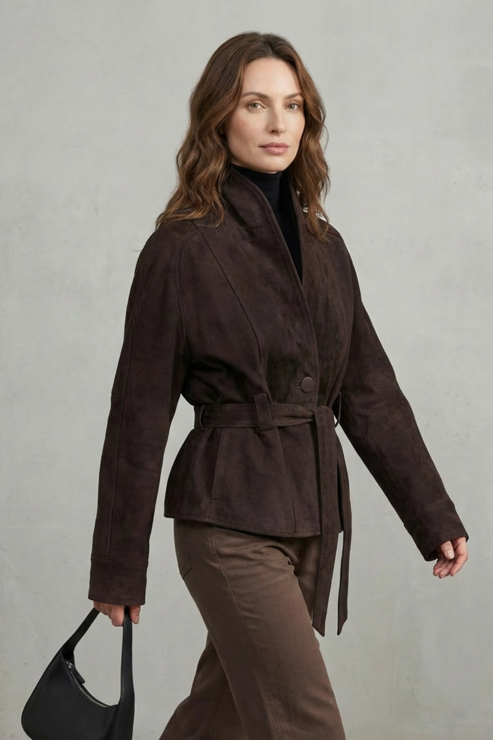 Veste courte en laine croisée brun foncé, vue de profil