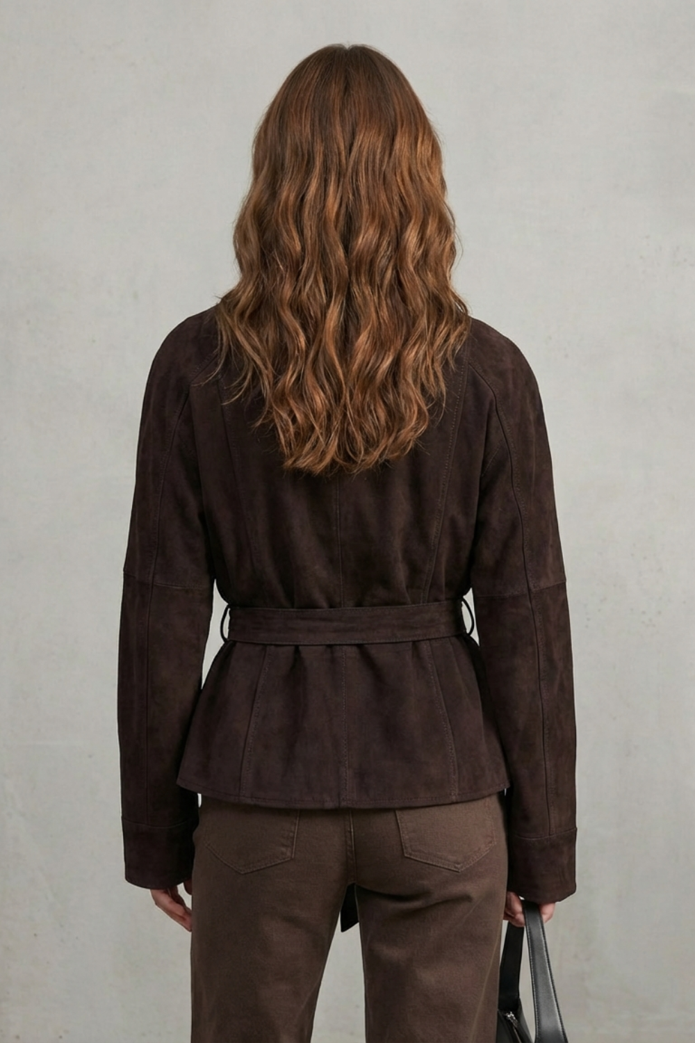 Veste courte en laine croisée brun foncé, détail du col et des pattes de manchette