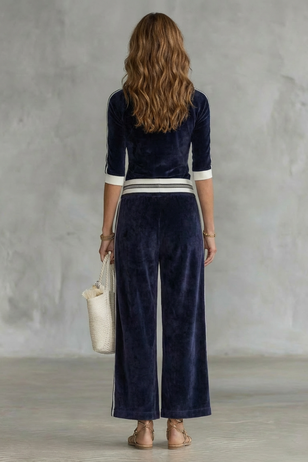 Ensemble velours bleu marine, détail taille cordon et finitions contrastées