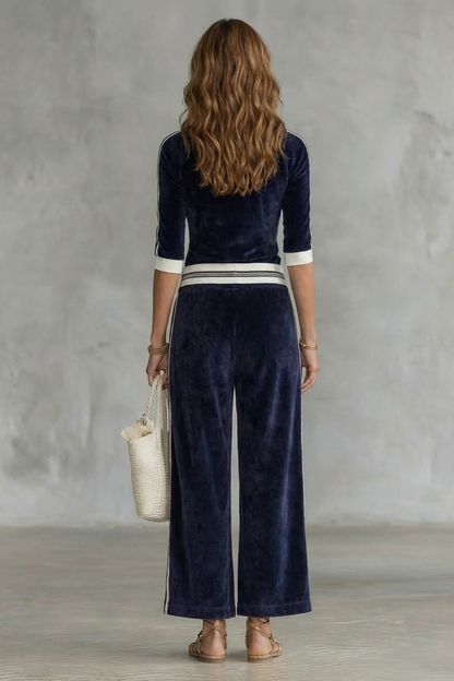 Ensemble velours bleu marine, détail taille cordon et finitions contrastées