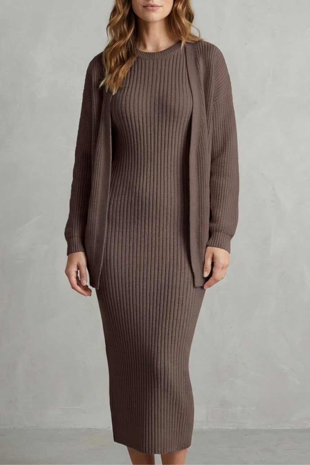 Ensemble robe pull maille côtelée marron foncé, vue de face, avec cardigan