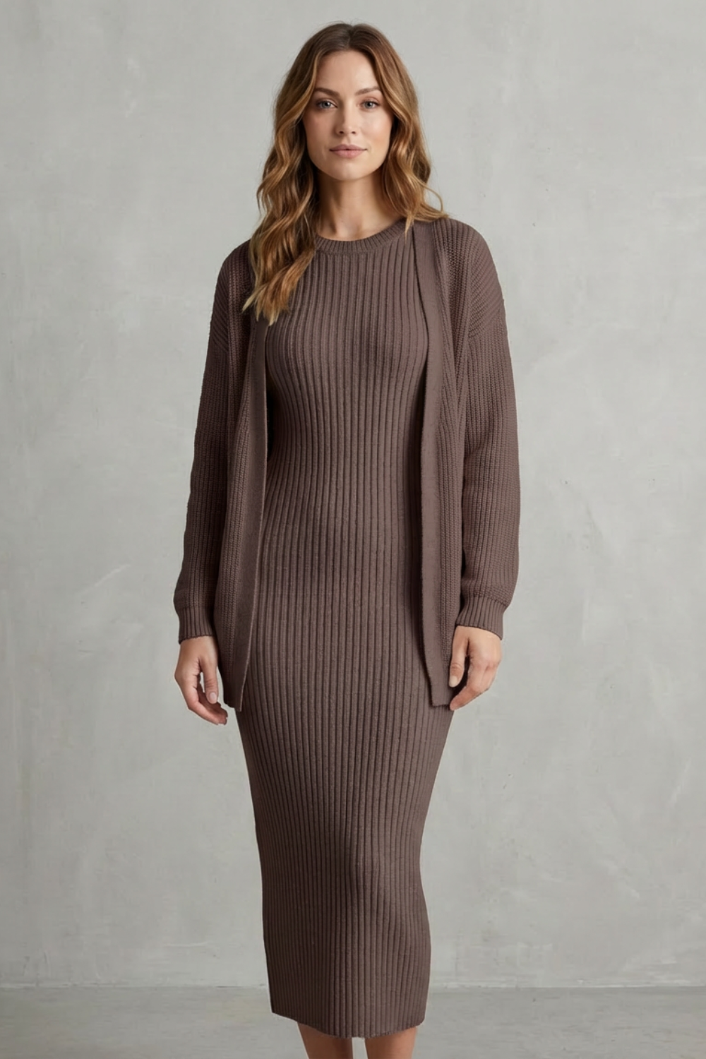 Ensemble robe pull maille côtelée marron foncé, vue portée