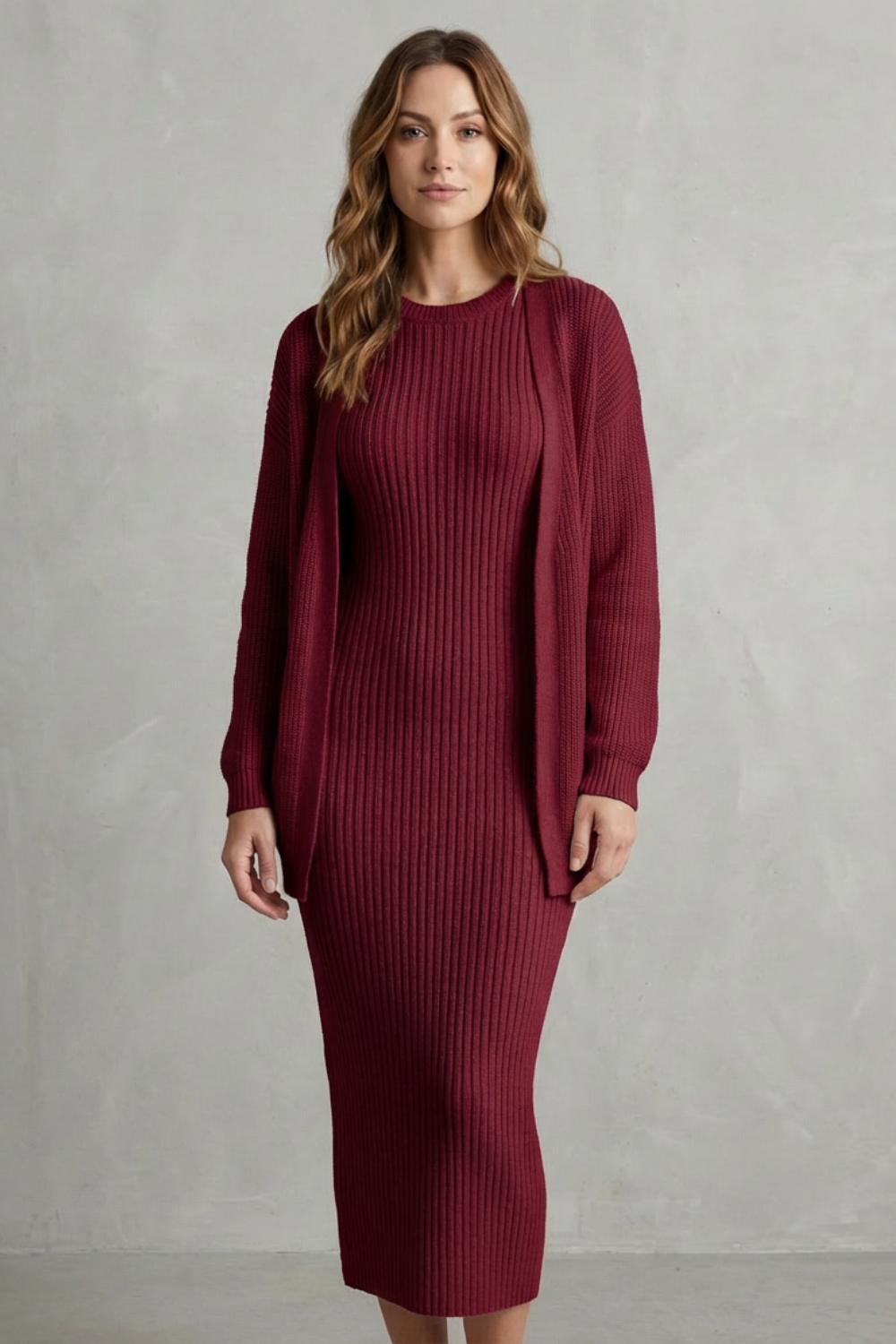 Ensemble robe pull maille côtelée rouge bordeaux, vue portée