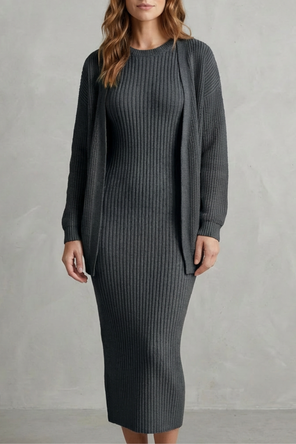 Ensemble robe pull maille côtelée gris foncé, vue de face, avec cardigan